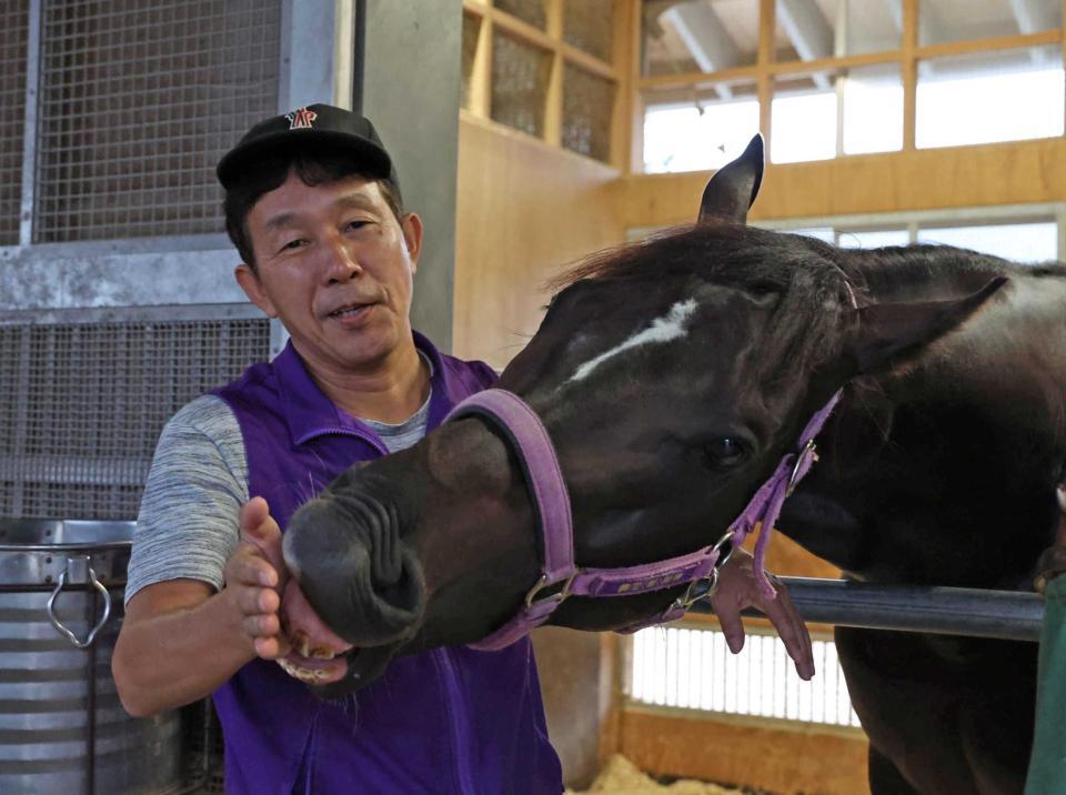 　ペアポルックスと梅田智之師（左）＝撮影・中田匡峻