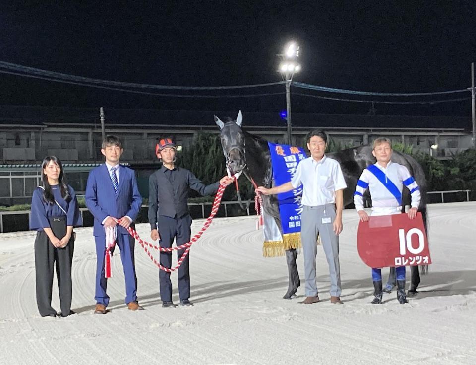 　園田チャレンジカップを制覇したロレンツォと関係者（撮影・中山伸治）