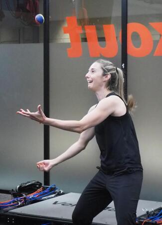 　お手玉を使ったトレーニングで視野を鍛えるミカエル・ミシェル