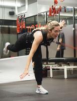 　体幹トレーニングに励むミカエル・ミシェル