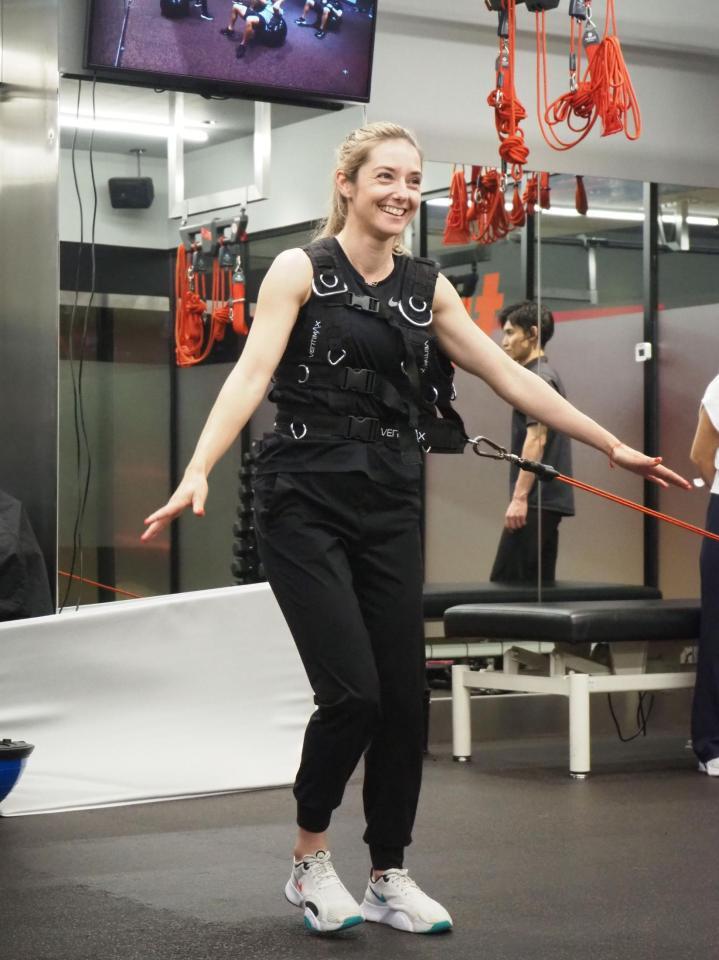 　体幹トレーニングに励むミカエル・ミシェル