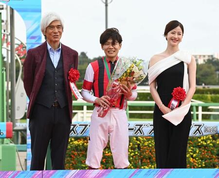 　笑顔で写真に納まる（左から）佐藤浩市、三浦、松本若菜（撮影・持木克友）