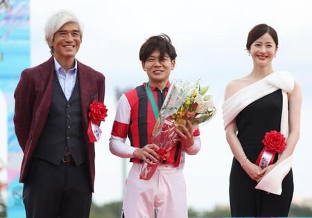 　ゲストプレゼンターの佐藤浩市（左）、松本若菜（右）と記念撮影におさまる三浦