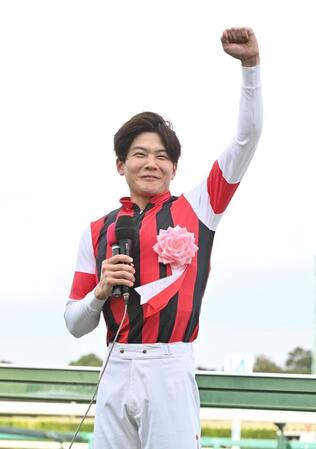 　スプリンターズＳでＧ１初勝利をあげインタビューで拳を突き上げる三浦（撮影・持木克友）