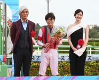 　笑顔で写真に納まる（左から）佐藤浩市、三浦、松本若菜（撮影・持木克友）