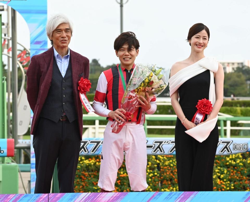 　笑顔で写真に納まる（左から）佐藤浩市、三浦、松本若菜（撮影・持木克友）