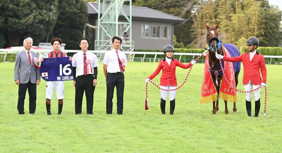 　スプリンターズＳを制したウインカーネリアンと三浦（撮影・持木克友）