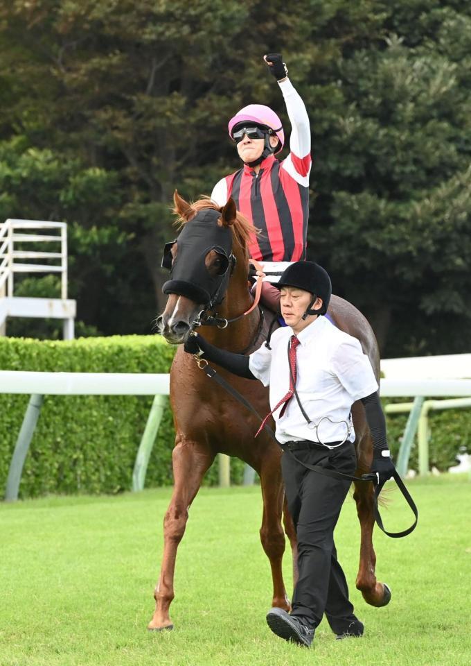 　ウインカーネリアンでＧ１初勝利をあげガッツポーズを決める三浦（撮影・持木克友）