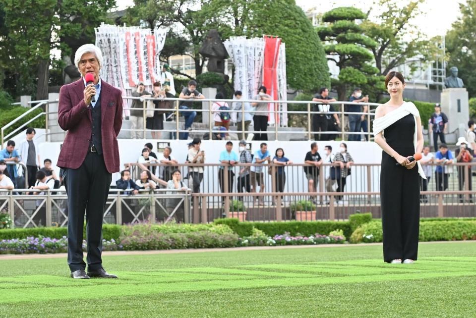 　トークショーをする佐藤浩市（左）と松本若菜（撮影・持木克友）