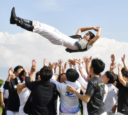 　最終騎乗を終え、騎手仲間から胴上げされる宮崎北斗（撮影・持木克友）