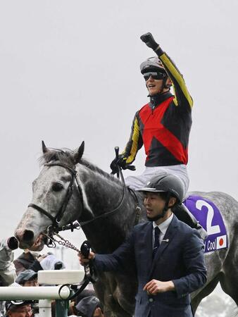 　マッドクールで高松宮記念を制しガッツポーズする坂井瑠星＝２０２４年３月