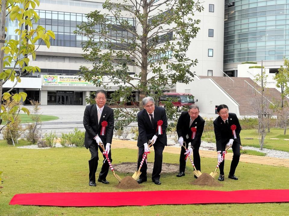 　植樹式を行った（左から）吉田正義ＪＲＡ理事長、長井俊彦農水省畜産局局長、山田貢一京都馬主協会会長理事、甲田啓京都競馬場場長