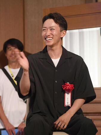 　笑顔でトークが弾む菅原明良（撮影・園田高夫）