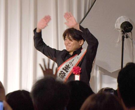 　『本日の主役』のタスキを掛けて登場した三浦（撮影・園田高夫）