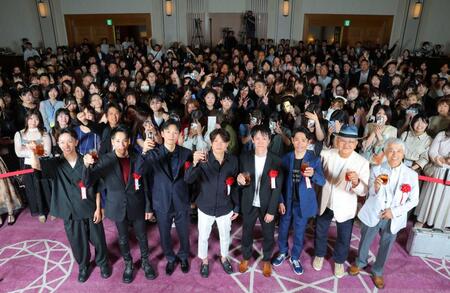 　乾杯する（前列左から）菅原明、横山武、坂井、三浦、五十嵐、戸崎圭、矢作師、国枝師（撮影・西岡正）