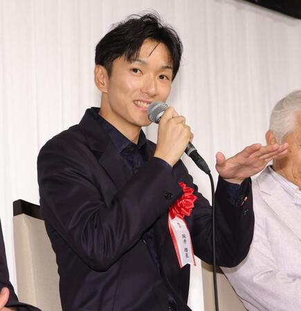 　好きな女性のタイプについて話す坂井瑠星（撮影・西岡正）