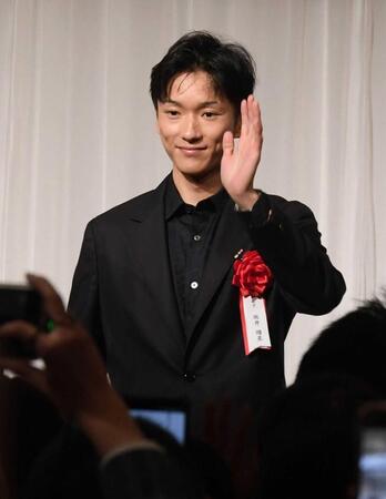 　ファンに手を振る坂井（撮影・園田高夫）