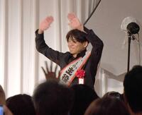 　『本日の主役』のタスキを掛けて登場した三浦（撮影・園田高夫）