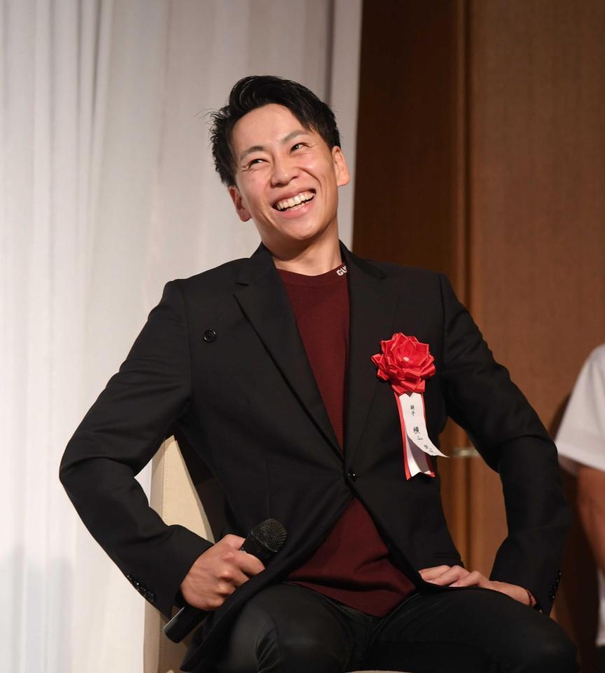 　トークショーで笑顔を見せる横山武（撮影・園田高夫）