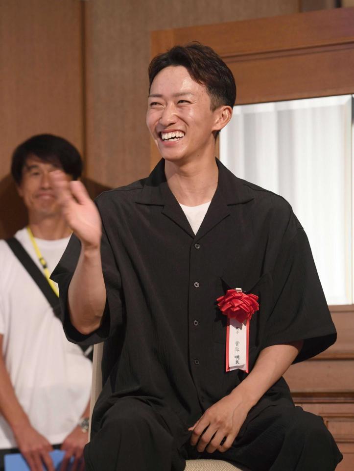 　笑顔でトークが弾む菅原明良（撮影・園田高夫）