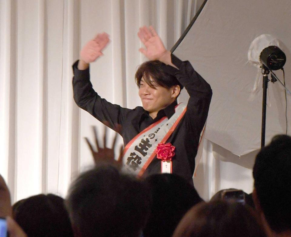 　『本日の主役』のタスキを掛けて登場した三浦（撮影・園田高夫）