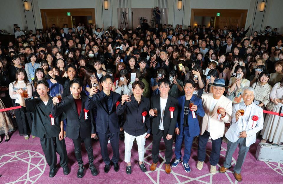 　乾杯する（前列左から）菅原明、横山武、坂井、三浦、五十嵐、戸崎圭、矢作師、国枝師（撮影・西岡正）