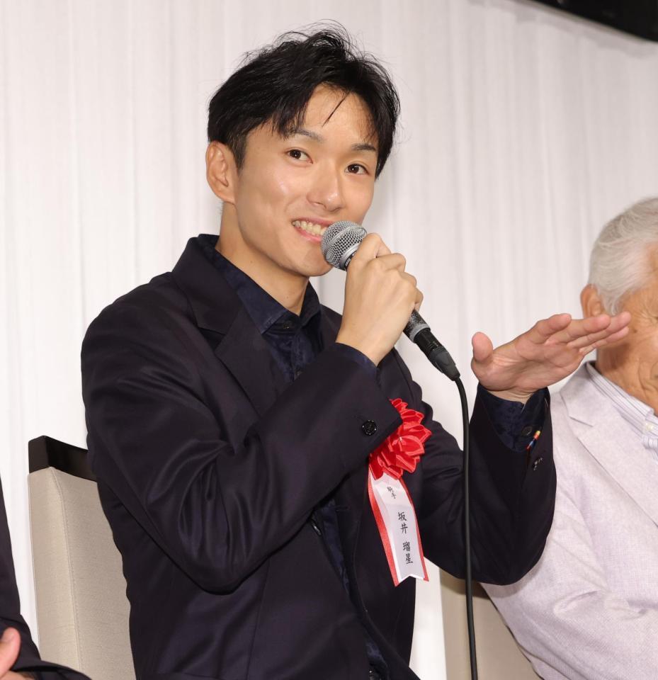 　好きな女性のタイプについて話す坂井瑠星（撮影・西岡正）