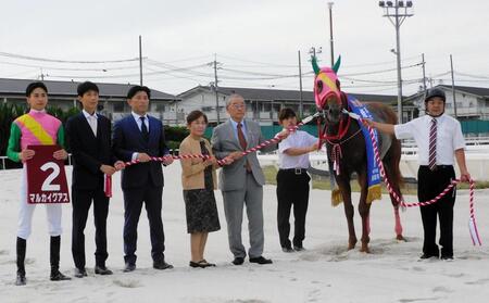 姫山菊花賞を制覇したマルカイグアスと関係者（撮影・中山伸治）