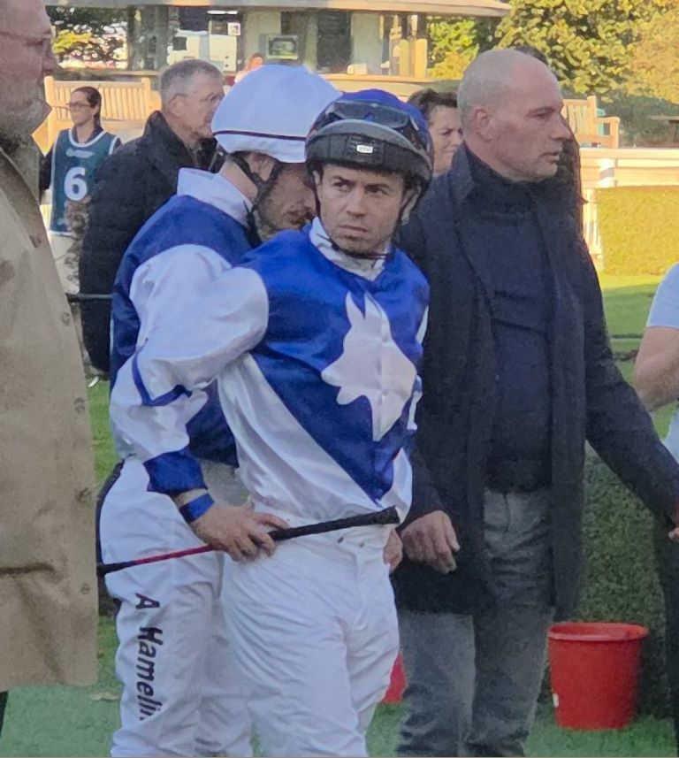 　凱旋門賞でダリズに騎乗するバルザローナ