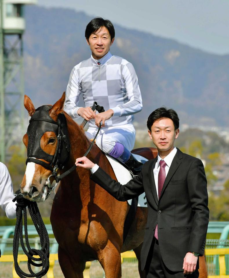 　武豊騎乗のグアンが１着となり、開業初出走で勝利を挙げた武幸四郎師＝２０１８年３月