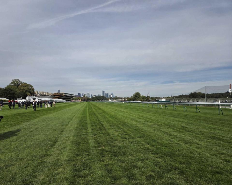 　パリロンシャン競馬場の直線入り口地点