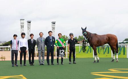 　藤森Ｓを制したタガノミストと関係者（撮影・石湯恒介）