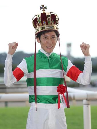 　レーベンスティールで毎日王冠を勝利し、王冠をかぶってガッツポーズする津村