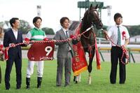 　毎日王冠を勝利したレーベンスティールと津村（左から２人目）