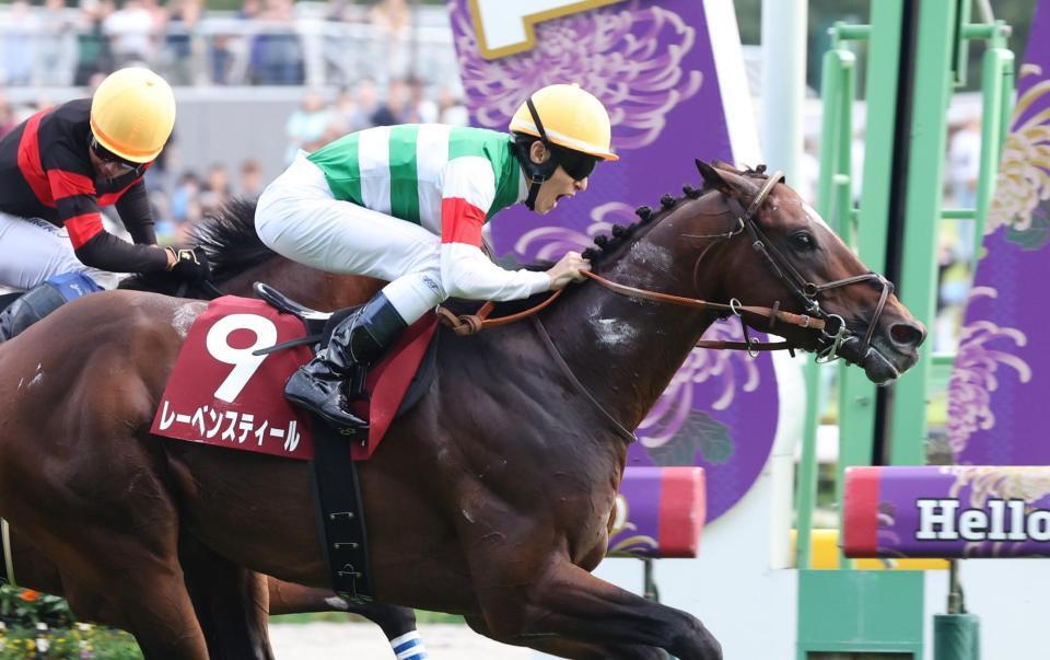 　毎日王冠を勝利したレーベンスティールの馬上で吠える津村