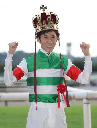 　毎日王冠を勝利し、王冠をかぶる津村