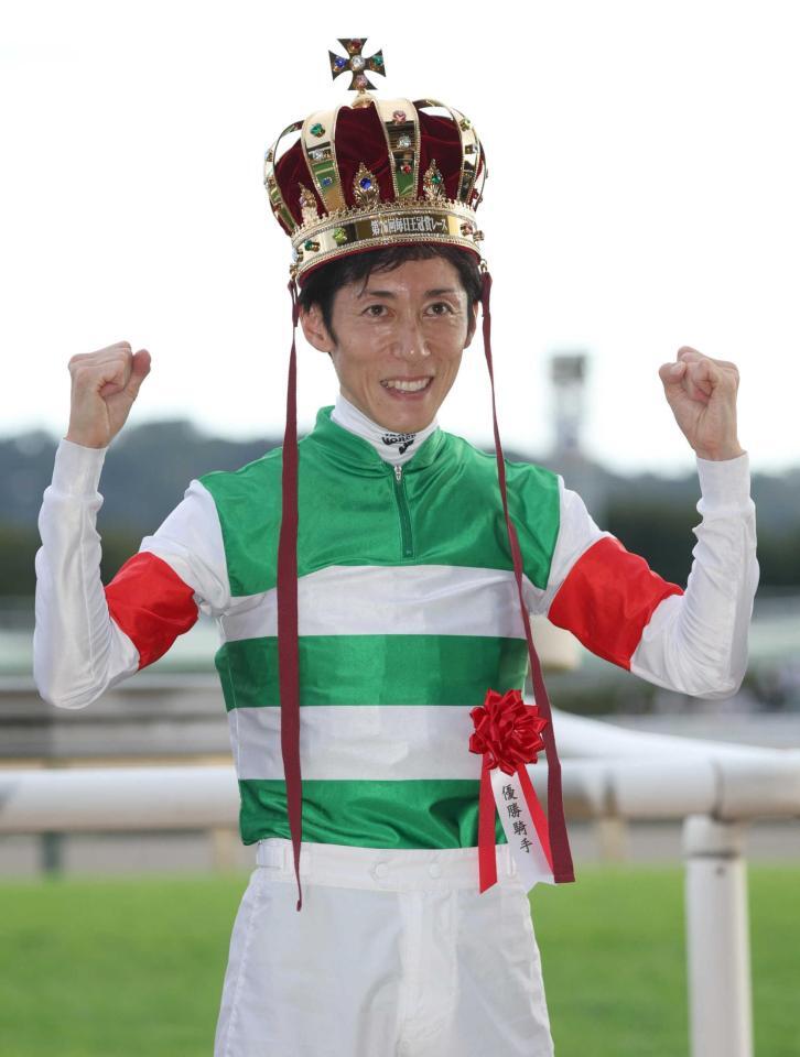 　毎日王冠を勝利し、王冠をかぶる津村