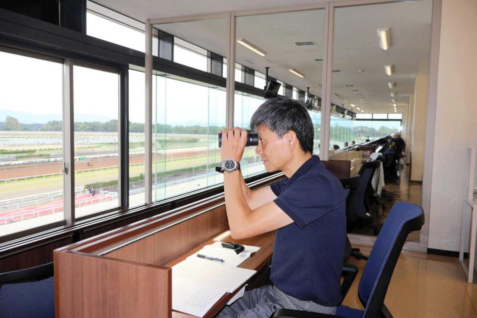 　栗東トレセンで調教を見るハンデキャッパーの宇都宮秀樹さん