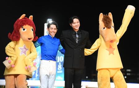 　笑顔を見せる戸崎圭太騎手（左）と磯村勇斗（撮影・園田高夫）