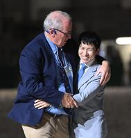 　関係者と抱き合って喜ぶ田中博康調教師（右）＝撮影・園田高夫