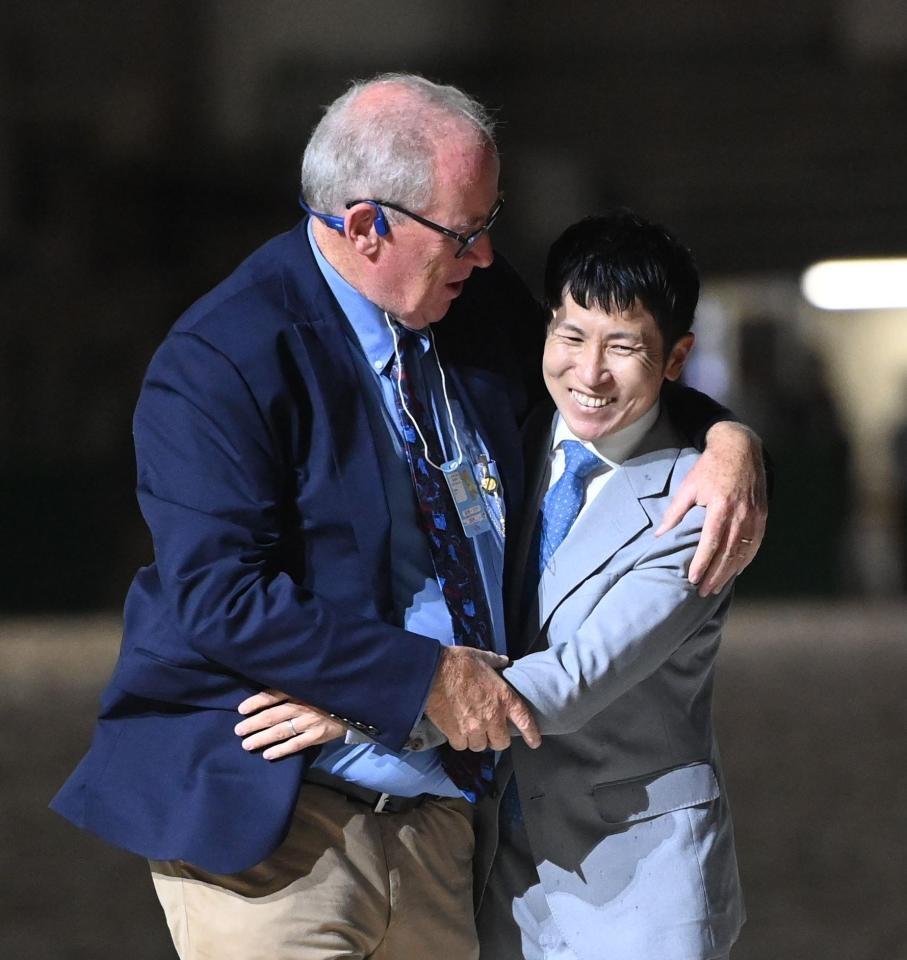 　関係者と抱き合って喜ぶ田中博康調教師（右）＝撮影・園田高夫