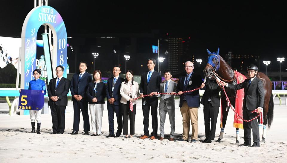　ジャパンダートダービーを制したナルカミと戸崎圭太騎手（左端）、関係者ら（撮影・園田高夫）