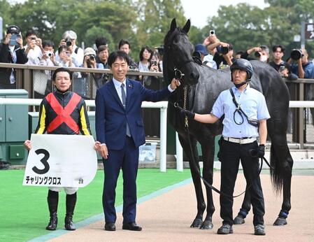 　東京３Ｒを制したチャリングクロスと（左から）内田博、奥村武師（撮影・園田高夫）