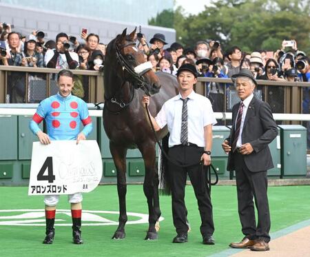 　東京８Ｒを制したアロンズロッドとルメール（左）、国枝師（右）＝撮影・園田高夫