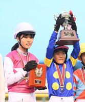　敢闘賞に輝いた金城唯さん（左）と優勝の八嶋駿吏さん（撮影・園田高夫）