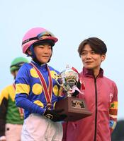 　三浦（右）に祝福される八嶋駿吏さん（撮影・園田高夫）