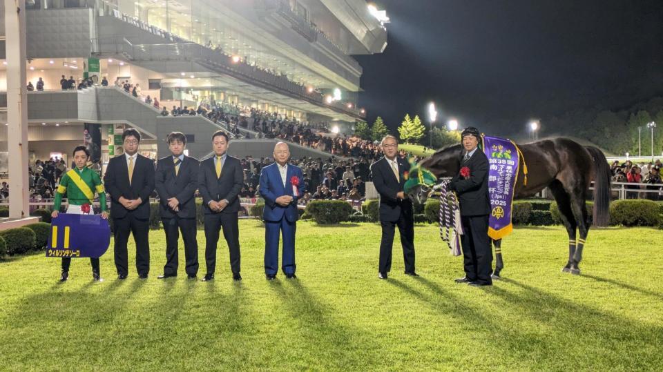 　南部杯を制したウィルソンテソーロと関係者