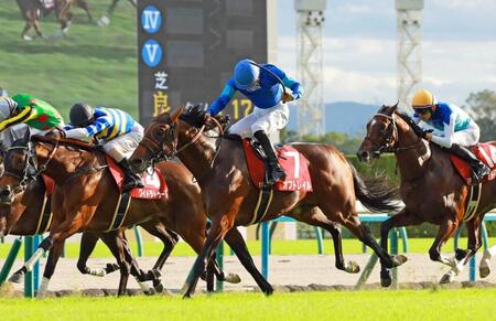 　外から突っ込んでくるオフトレイル（中央）＝撮影・石湯恒介