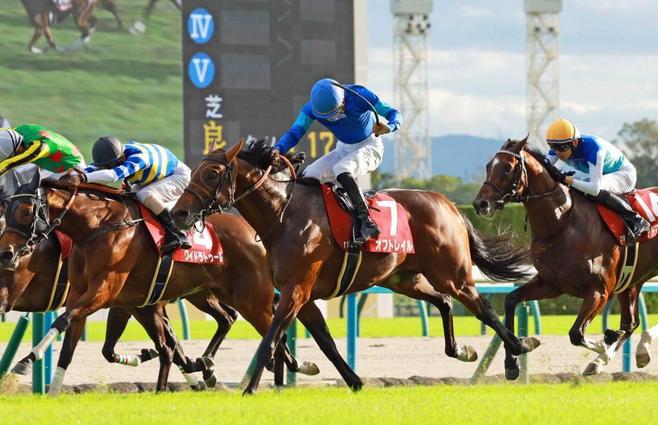 　外から突っ込んでくるオフトレイル（中央）＝撮影・石湯恒介