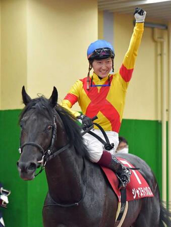 　２２年の神戸新聞杯をジャスティンパレスで制し、ガッツポーズを見せる鮫島駿
